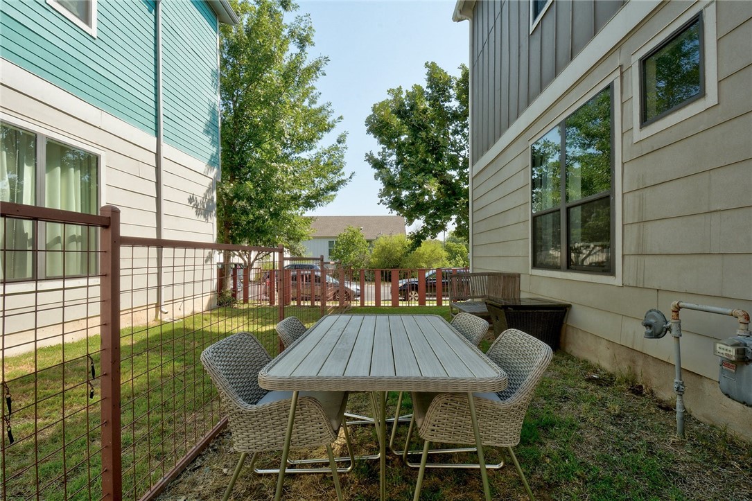 Photo #22 Side yard perfect for picnics or pups