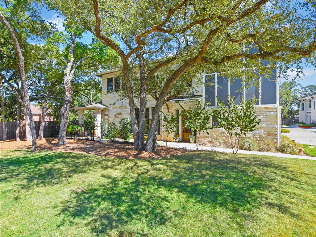 Browse active condo listings in LIVE OAK