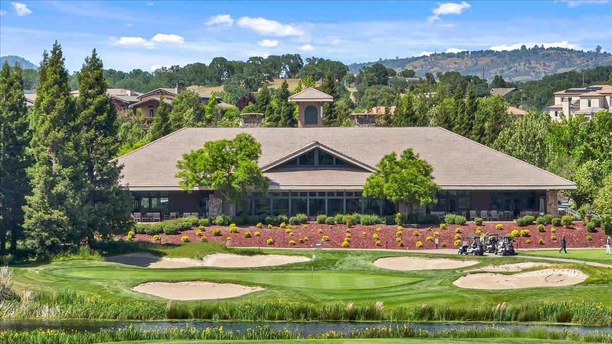 Clubhouse, Verona 18 Restaurant and 18th green