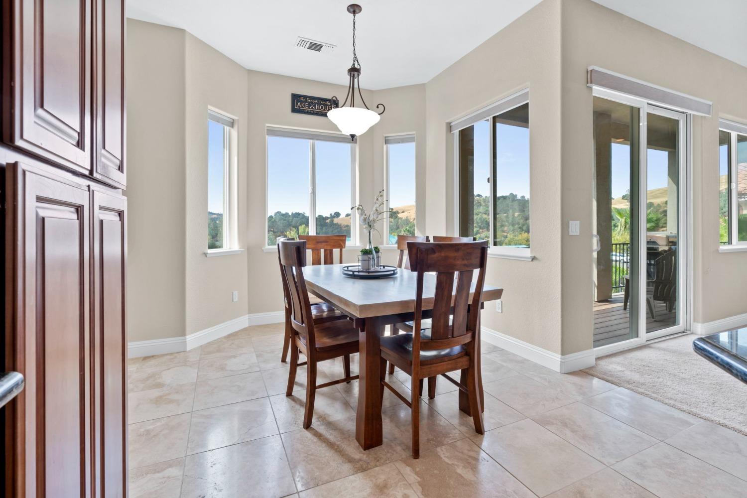 Bright dining area with lakeviews!