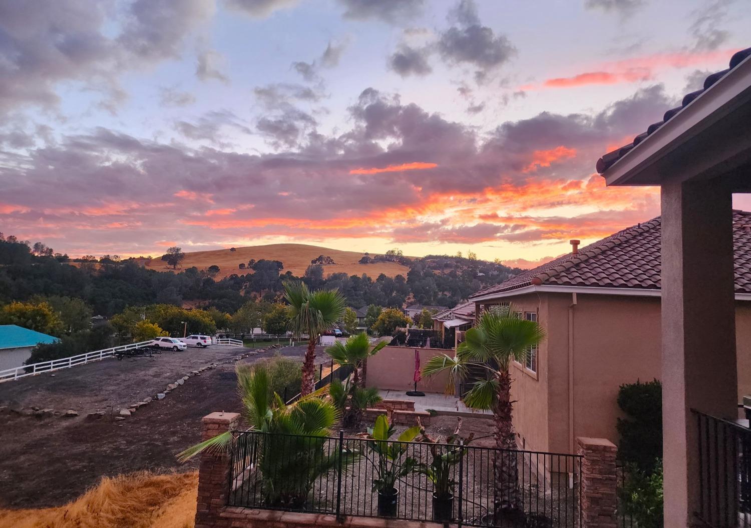 Gorgeous foothill views and sunsets!