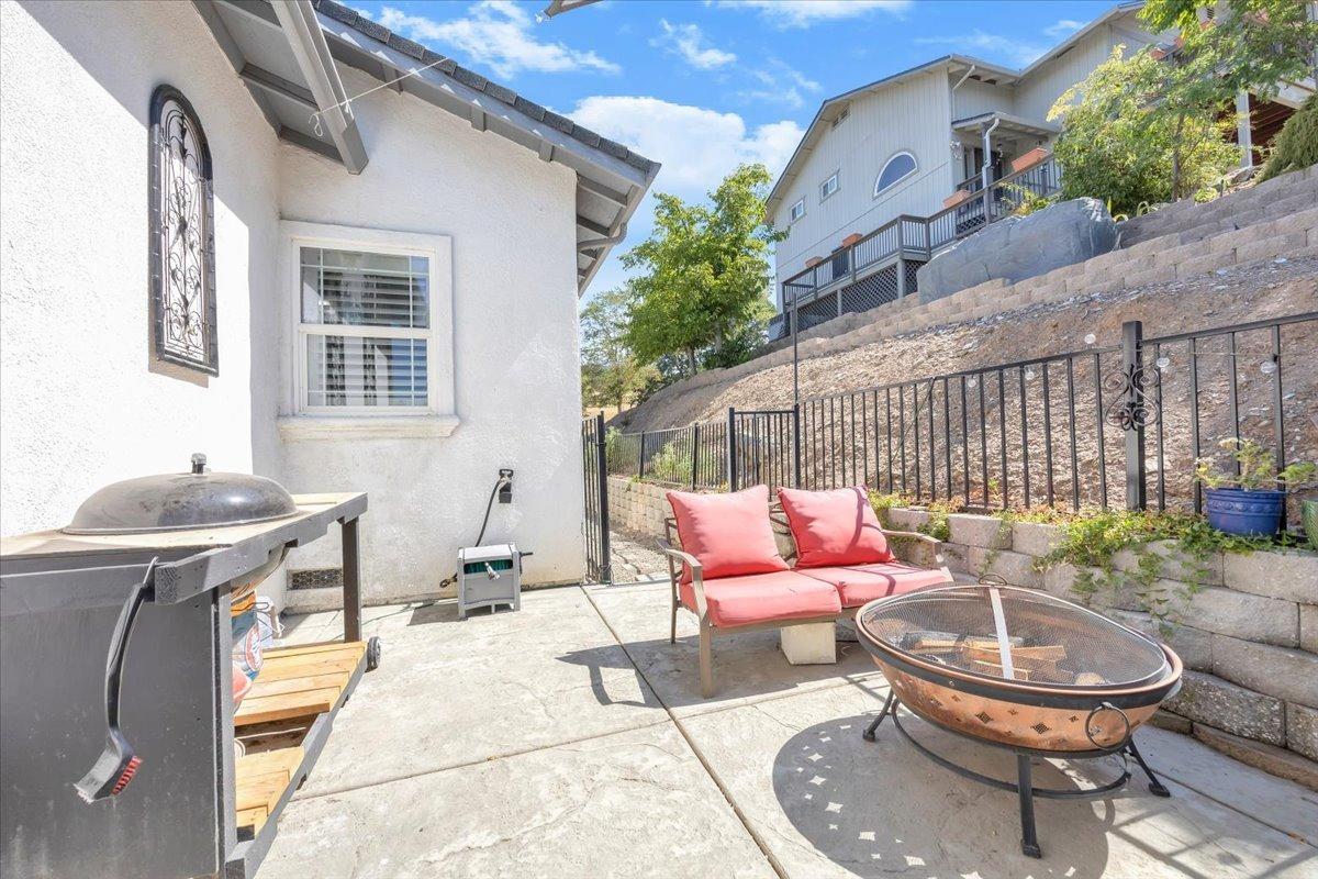 Another peek at the cute courtyard area.