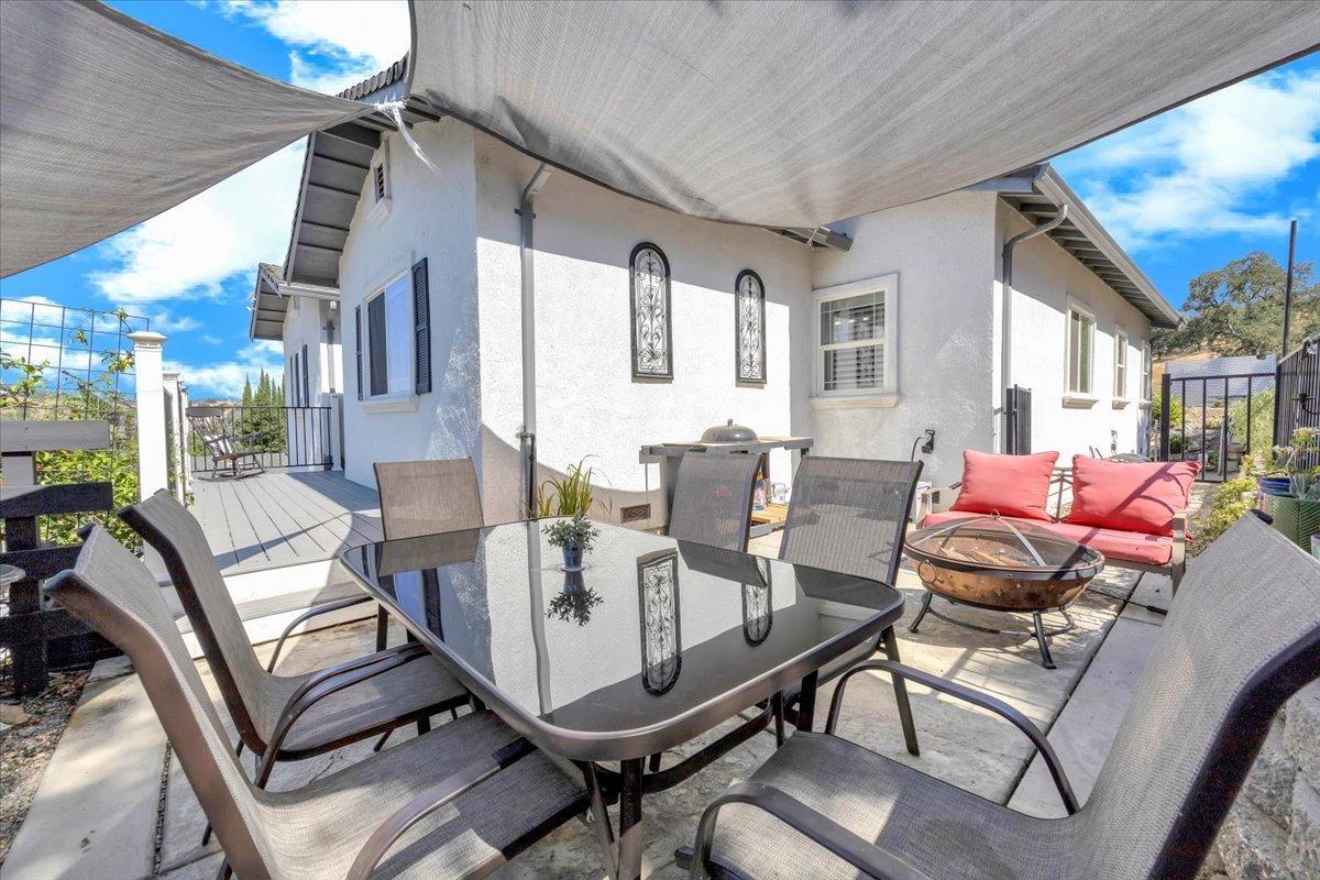 A charming paved courtyard area to entertain!