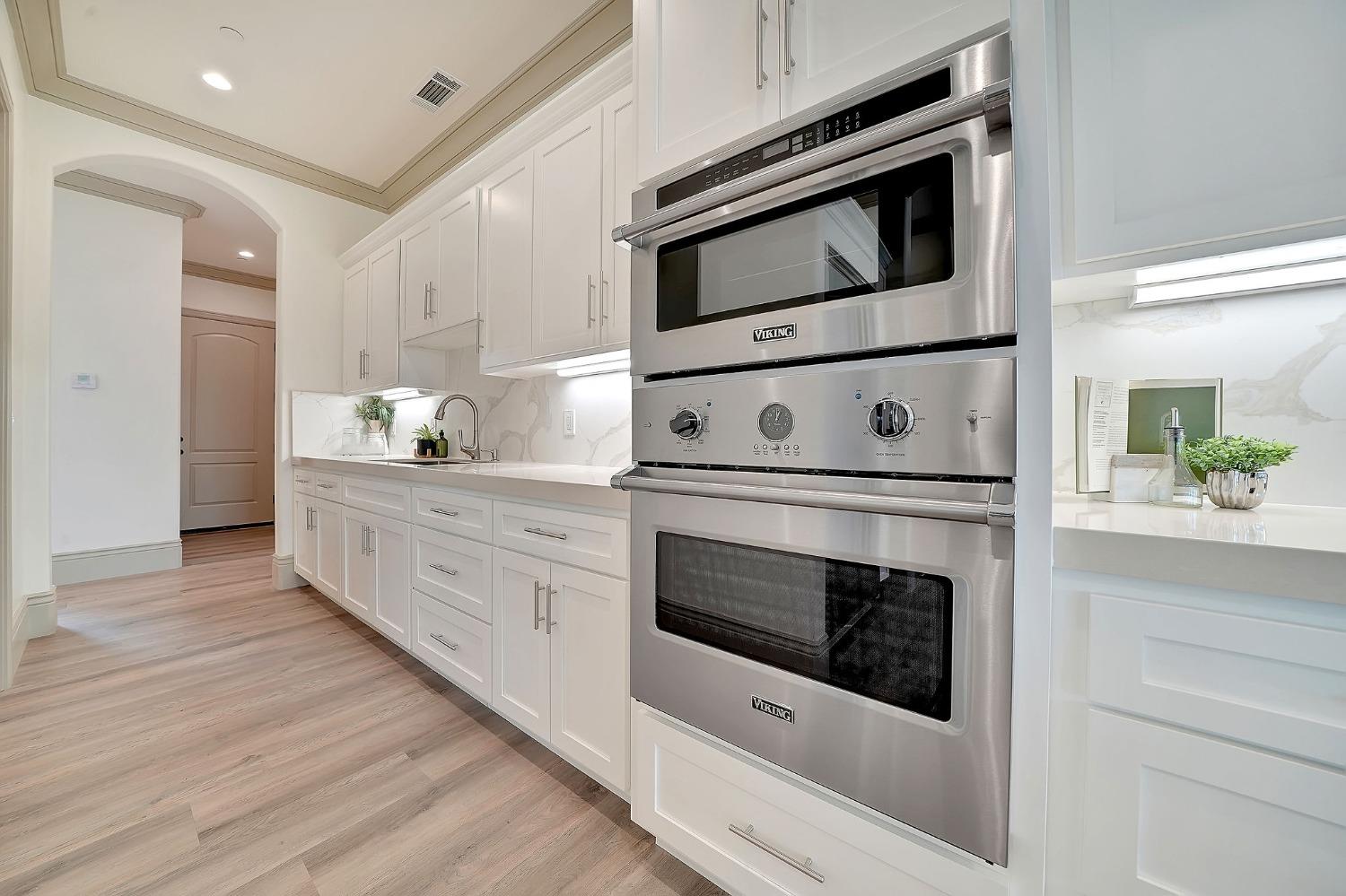 Dual vanities with make-up area in primary bathroom