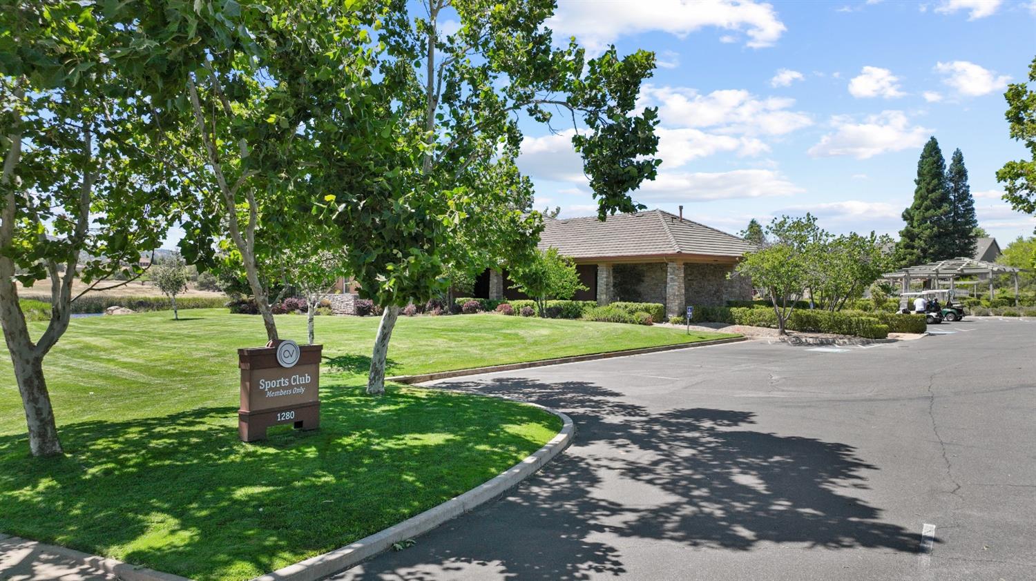 Tennis and pickleball courts at Sports Club