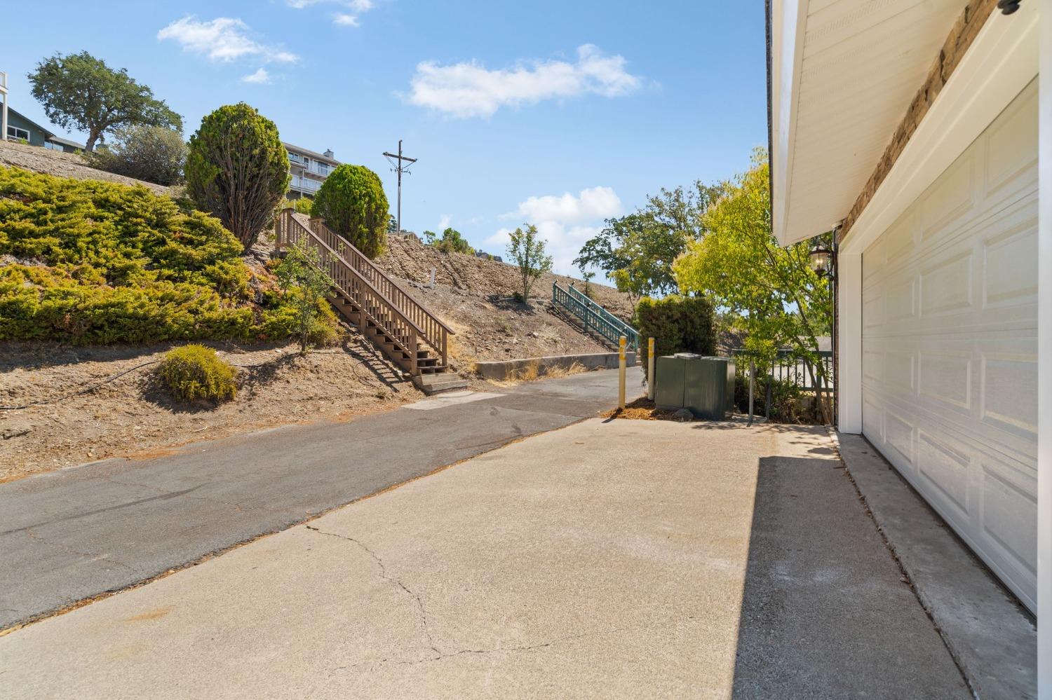 Quiet easement road with stairs up to 1-way-Foothill Road.