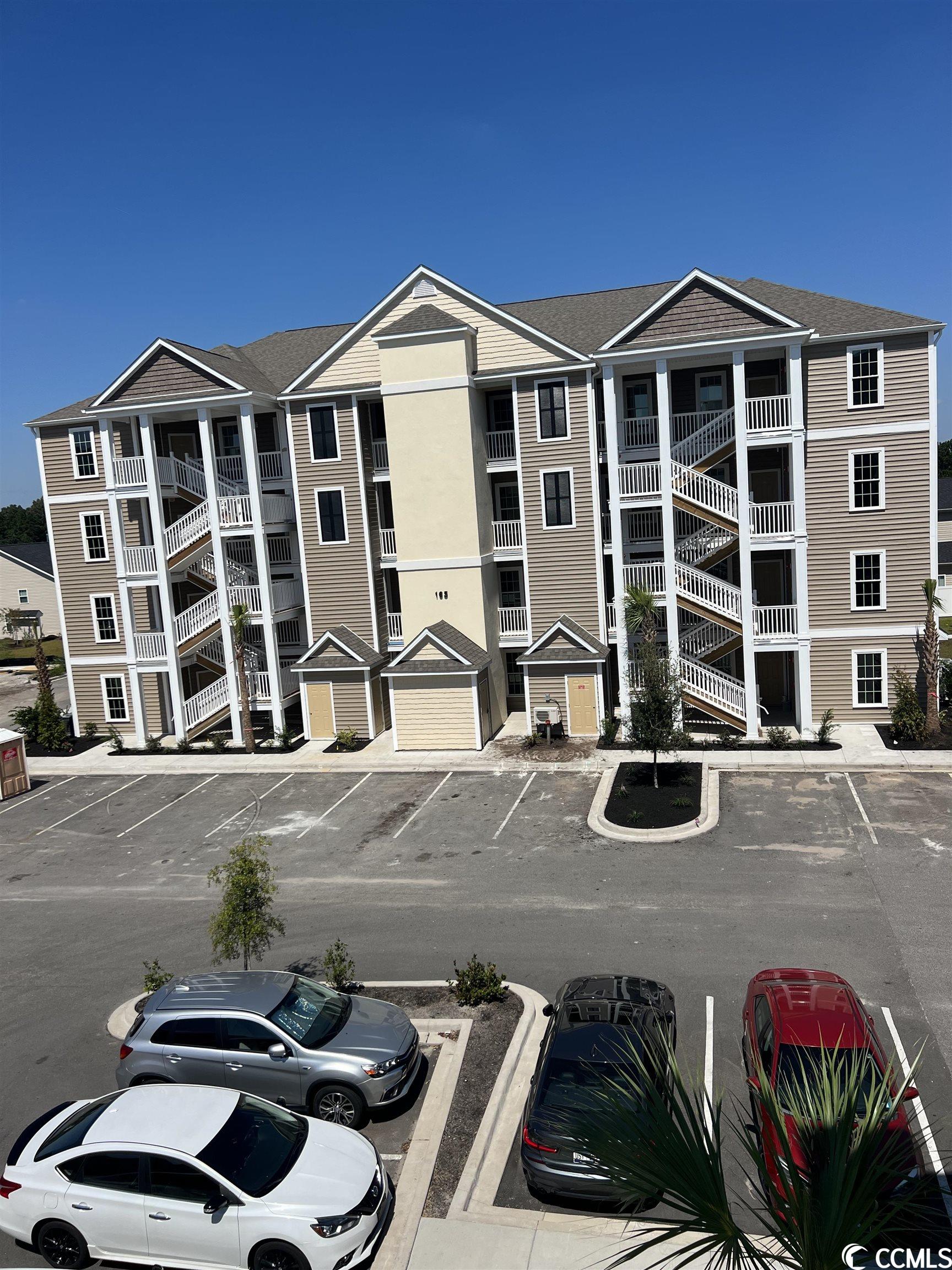 located in one of the most successful condo developments in the myrtle beach area, this first floor unit is a 1 bedroom 1-bathroom beautiful condo in the very popular queens harbour development! the unit offers spacious kitchen with a walk-in pantry, an outside storage closet, split bedroom floor plan with a double-door entry to the master suite, 9' smooth ceilings and a screen porch. the location is superb with shopping, dining and recreation steps away. the amenity package includes a resort style swimming pool with club house, conveniently located picnic areas with grills and an oversized elevator to all floors.