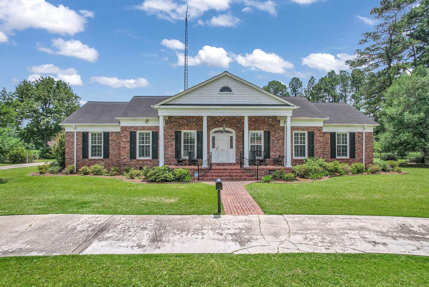 205 E Cannon St. Hemingway, SC 29554