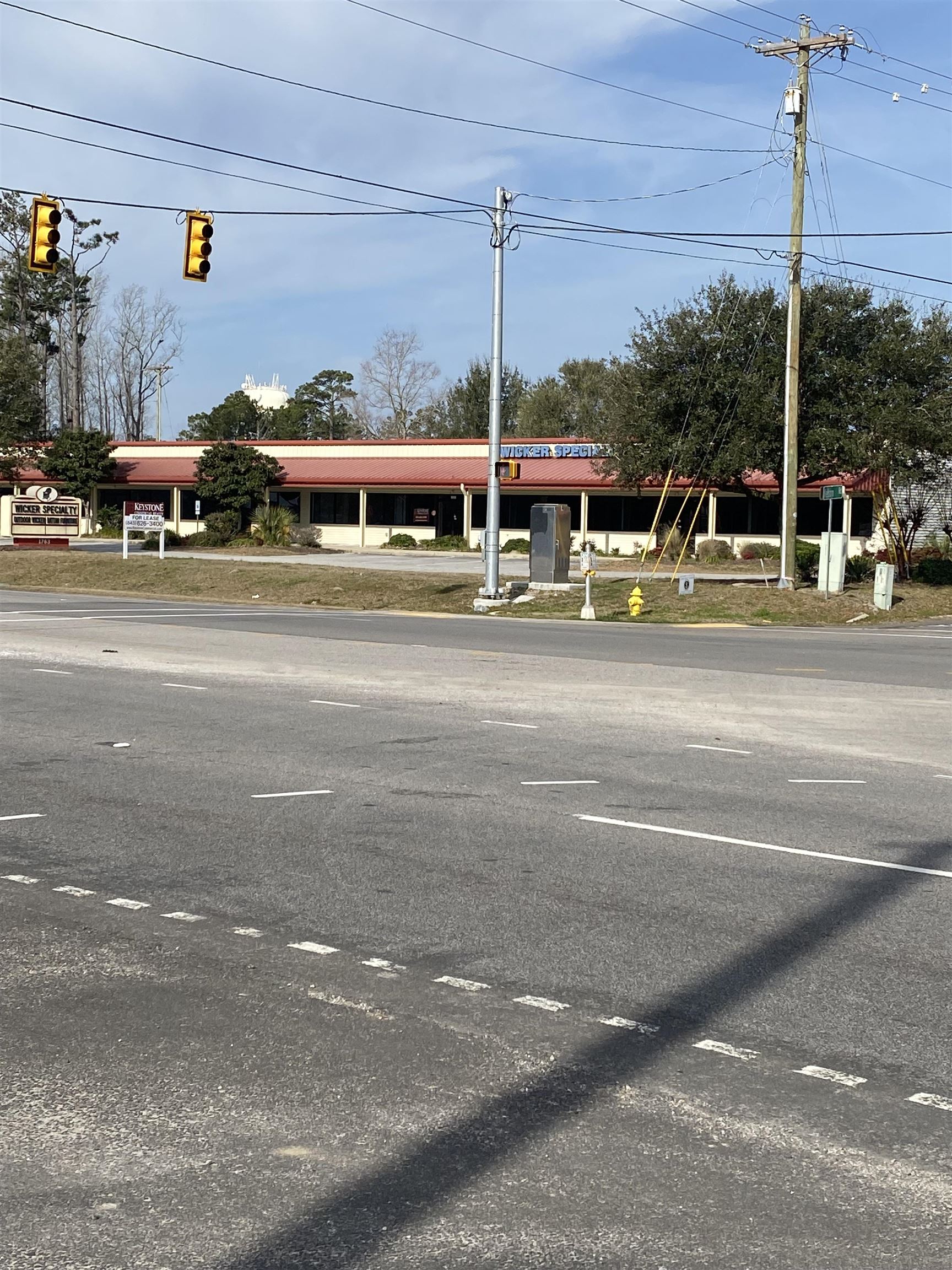 for lease +/- 11,440 sf of retail/warehouse space located at the signalized intersection of highway 17 and nelson road. this property is strategically positioned near north myrtle beach, longs, calabash, and sunset beach. this unit can be divided into bays ranging from 1,680 to 11,440 sf.  retail/warehouse units available ranging from 1,680 sf to 11,440 sf approximately 245 frontage on highway 17 signalized intersection highway 17 and nelson rd. double front doors identified as pin #31102040009, county of horry, sc. monument signage available