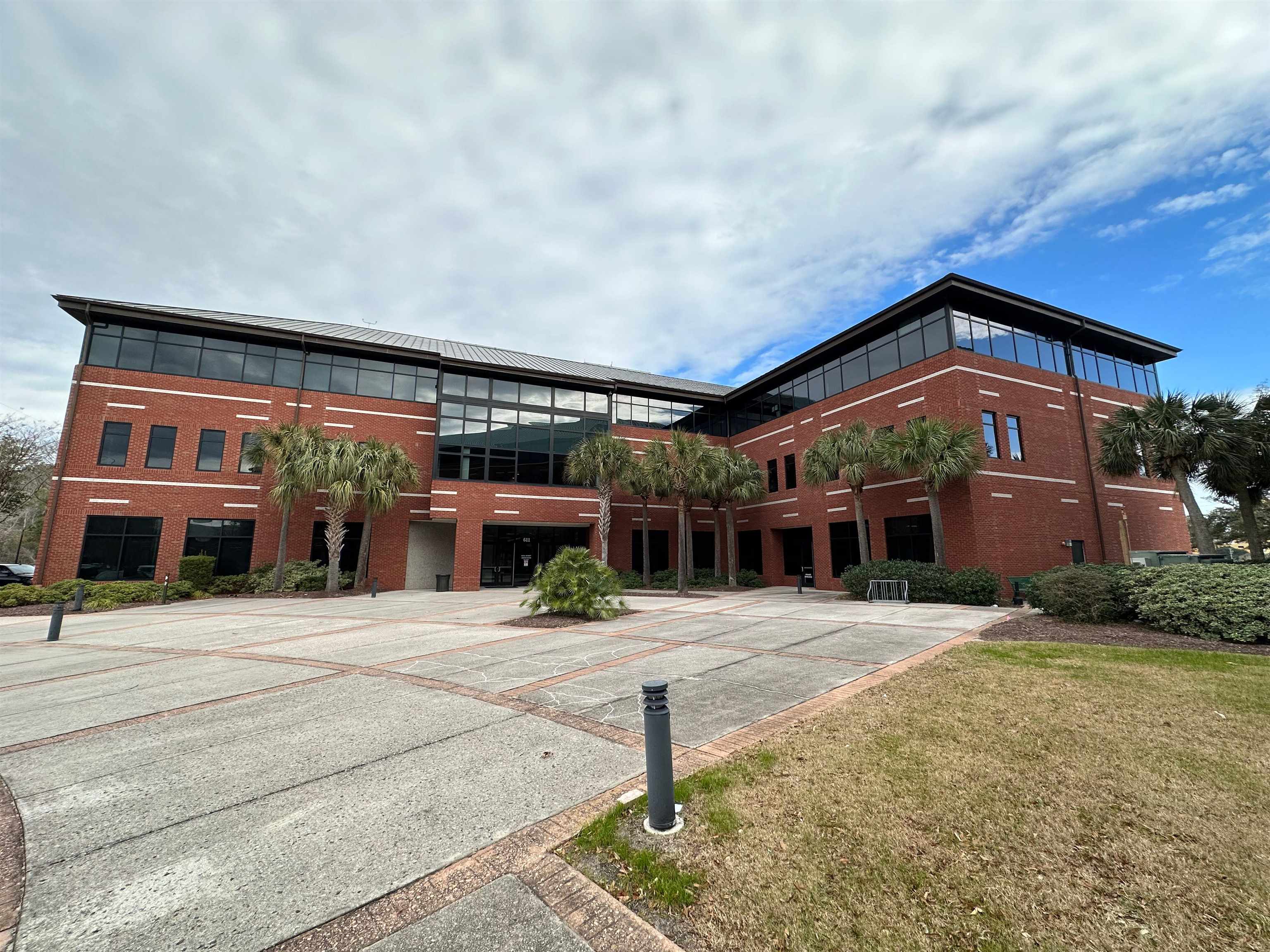 2 founders centre is a three story, class “a” 45,000 square foot professional office building in the founders centre corporate campus.  built in 2004, this building is anchored by thomas & hutton engineering, holiday inn vacation club, atlantic urology, and the social security administration.  abundant parking with curbed drop-off has made this campus a desired office location among regional and national users alike.  located at the corner of burroughs & chapin boulevard and north oak street, this site is located in the heart of myrtle beach’s oak street financial district.  burroughs & chapin boulevard serves a connector road between north oak street and grissom parkway, connecting the tourist hubs of broadway at the beach and the myrtle beach sports complex.  oak street is a 19-block submarket and stretches from broadway, the southern limit of the myrtle beach arts & innovation district and the city of myrtle beach municipal offices, north to 29th avenue, where many national banks and corporate offices are located.  suite 211 offers an oversized executive office layout ideal for a satellite office user.