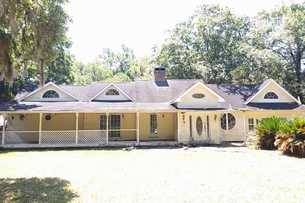 !reduced again! home used to have a garage that was converted to living space, garage could be reclaimed as a large 2 car garage. this is a large home. there are 4 bedrooms with 3.5 bathrooms. there are views of winyah bay from the back yard and majestic live oak trees on the property. home is within the city limits of georgetown. this is on a quiet dead end street, there is no hoa and you can park boats/rv on your property. enjoy quiet walks, bike rides, and jogging. helena st. is not a through street and enjoys lighter than average vehicular traffic. this home is 5 miles from the south island boat launch where you can launch your boat into the icw, winyah bay and be in the atlantic ocean within minutes. convenient to boat landings, mt. pleasant/charleston attractions, historic georgetown shopping and restaurants, and the beautiful atlantic ocean beaches of pawleys island. close to schools, and job opportunities. square footage, measurements, amenities, and allowable uses are approximate and not guaranteed. buyers are responsible for verification.