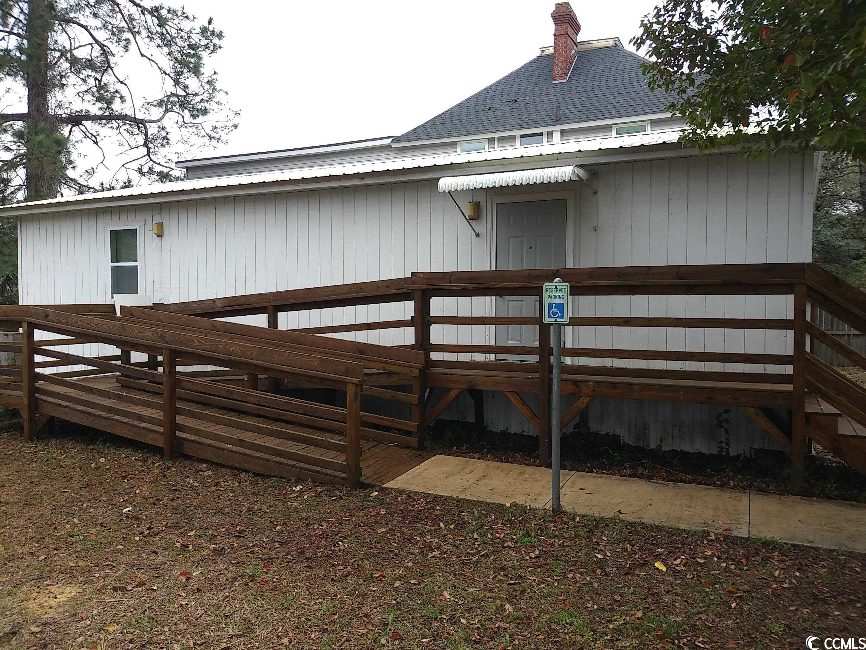 office building and fenced .38 acre lot reserved for the exclusive use of the tenant. open office space 1,050 sq ft with bathroom and kitchenette. ic (intermediate commercial) lot is perfect for a tenant that needs to park and secure vehicles, equipment, additional storage. owner will allow the interior space to be modified to suit tenant with city and owner approval. 1/2 block to highway 17, easily walk to the historic district and front st. listing broker is owner.