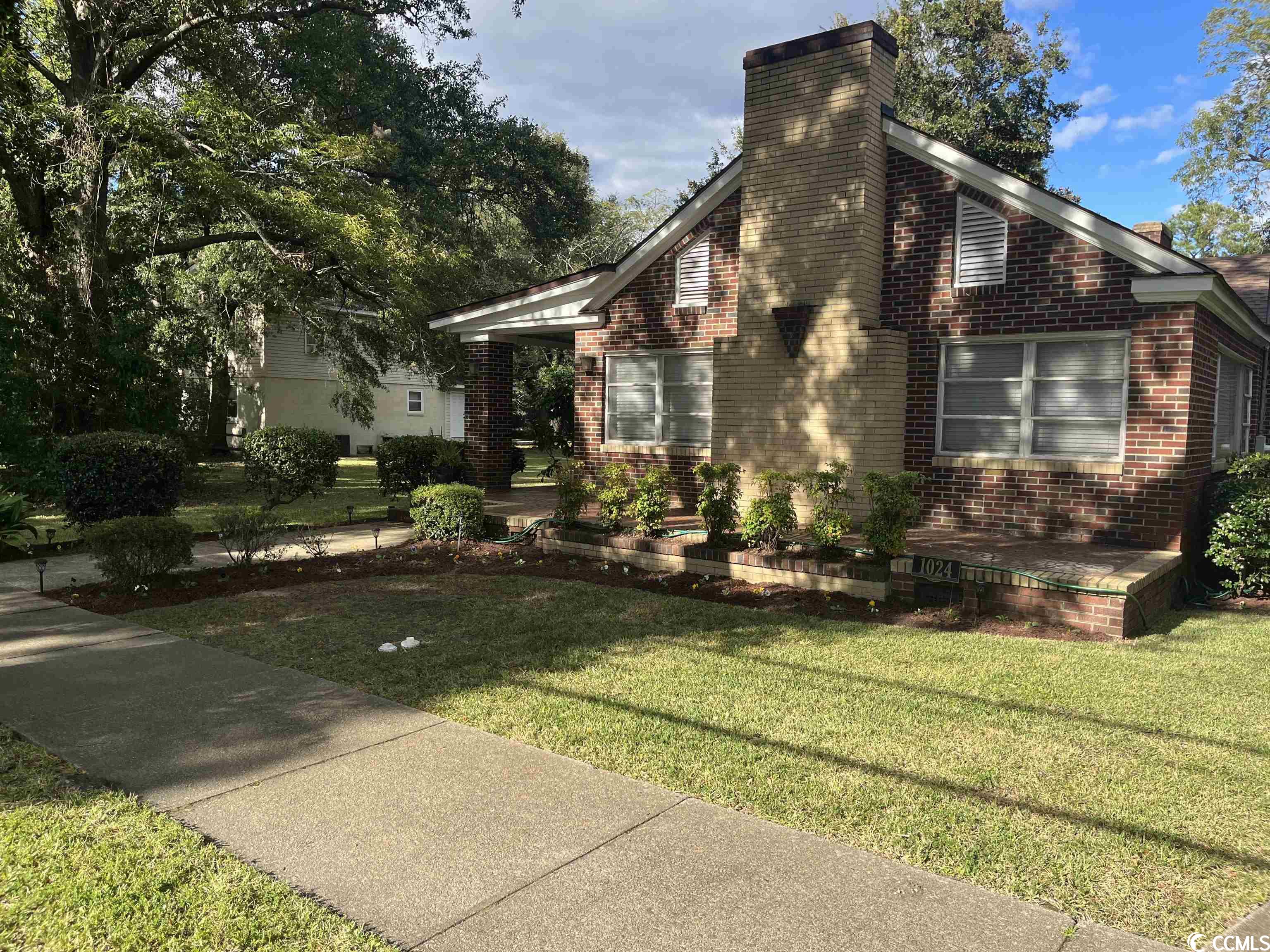in georgetown historic district just a short walk to downtown. single level, 3 bedroom, 2 baths. large oversize living-dining room and 3 porches. garage is not included. no pets.  background and credit check required. 620 minimum credit score.