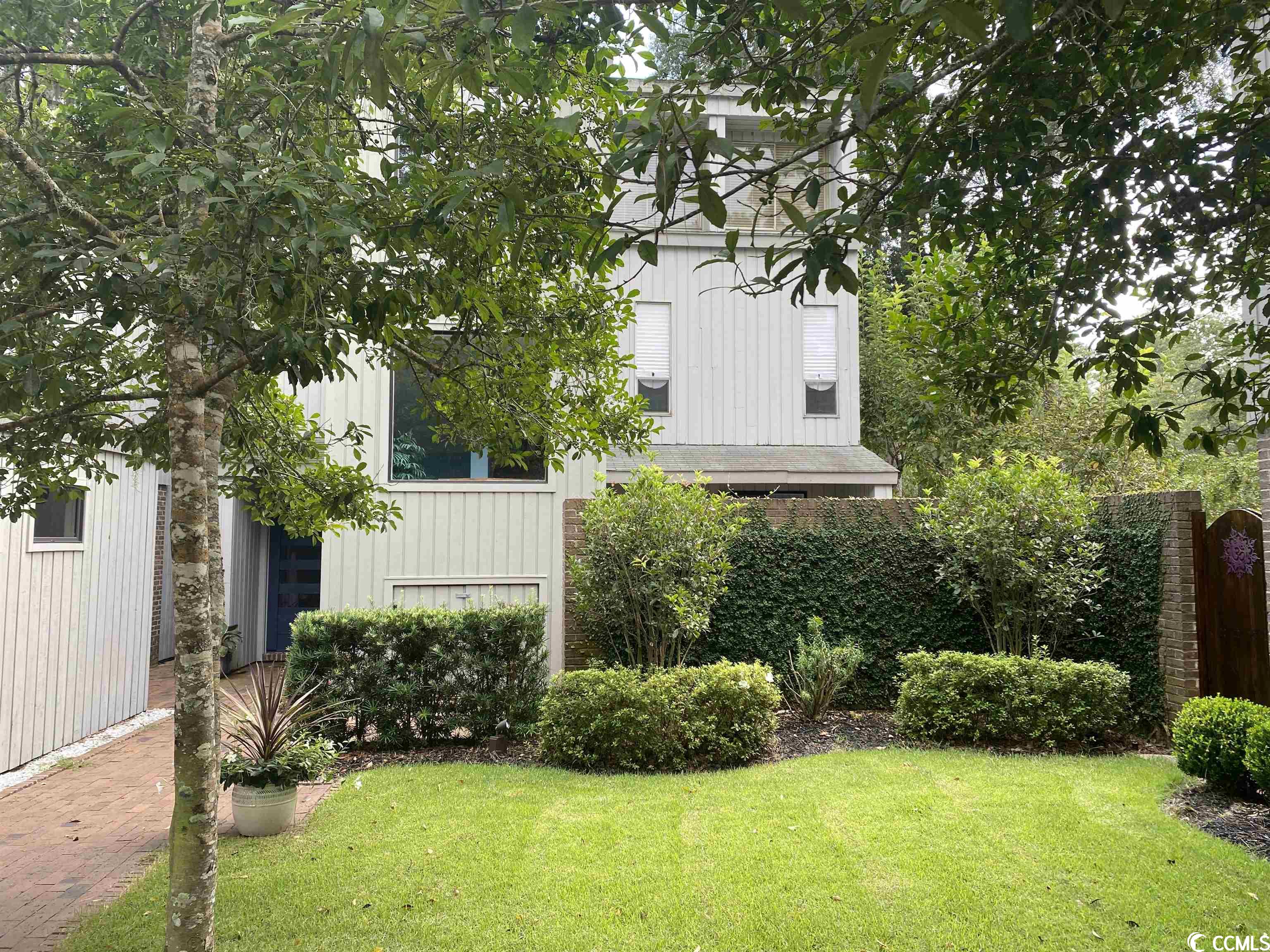 this 3br 3.5ba townhouse is one of the few free standing units in litchfield plantation. you will sense a feeling of an "english country cottage" as you arrive to the brick paver walkway, brick privacy fencing, well appointed landscaping, overlooking a small tidal creek/pond in rear of home. unit offers an open floor plan with abundant natural light, large windows and high ceilings in greenroom area, that features a gas fireplace with built in bookcases. the recently renovated kitchen has granite counters, stainless appliances, new cabinets and tiled flooring. just outside the kitchen is an inviting courtyard for gardening. litchfield plantation is a private gated community, with community pool, marina for boating in the waccamaw river/intercoastal waterway, and includes a oceanfront beach house with parking on pawleys island.