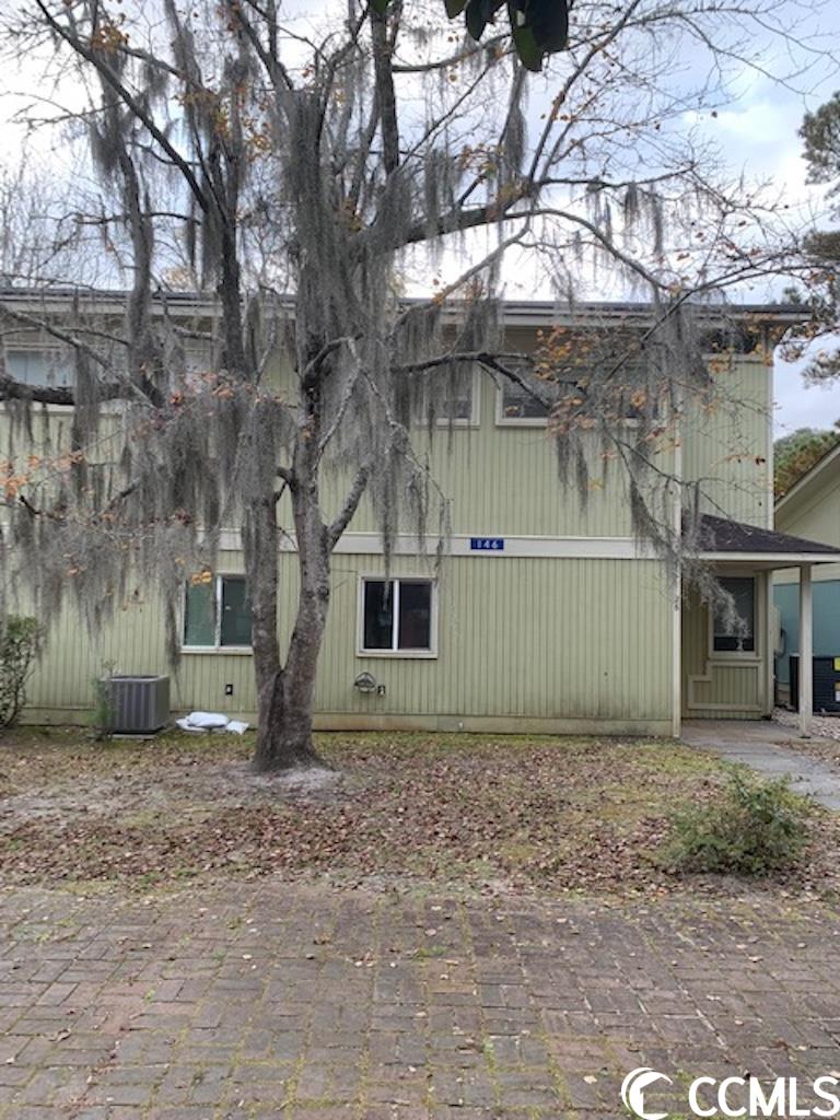 located in the beautiful wedgefield plantation golf couse community & overlooks the #1 green. this condo has a master bedroom suite located on the first floor. pool & boat landing access, also landscaping & garbage pick-up are provided. comes with an outdoor storage unit. great for a quite residence.