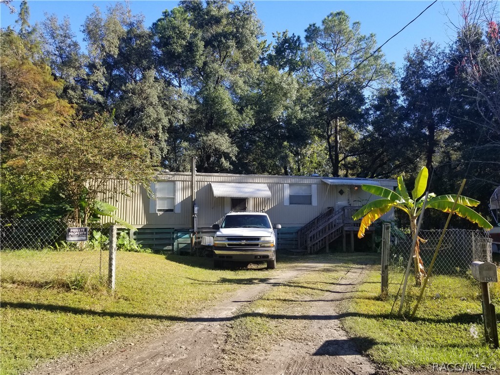 UNIQUE OPPORTUNITY--- BUY NOW -HAVE BUILT IN TENANT ON MONTH TO MONTH  --COLLECT RENT TIL ???-

TENANT WOULD LIKE TO STAY(?)--MONTH TO MONTH UNTIL YOU ARRIVE FOR WINTER OF 2022-(30 DAY NOTICE ! )

OR>> BUY  FOR -(-Investment ) -Great location 5 mi  to Ocala/-/Walmart -Shopping /Banks-Restaurants !PIZZA

boat ramp- 1 miles-RIVER access to Lake Rousseau -Fishing !  off State Rd 200 -approx 4-5 miles !to  Dunnellon

Note-recent new hot water heater and water softner !  very private location -FENCED for  small Animal -(CASH ONLY)_

OWNER  HAS STATED -- MAY HOLD WITH A LARGE DOWN PAYMENT