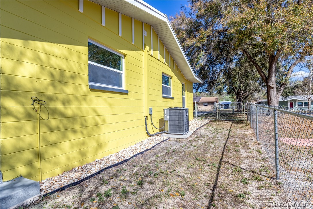 Listing photo id 24 for 750 12th Terrace