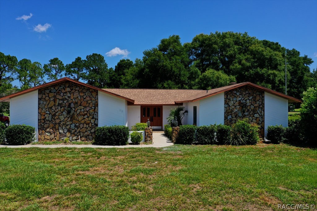 3/2 .51-acre Citrus Hills Home on the golf course. New roof 2022, I New granite counter tops.  New kitchen cabinets 2022, New stainless kitchen appliances 2022, new paint inside and out 2022. New flooring. New bathroom cabinets and sinks.  Large family room with fire place and wet bar. Large Lani overlooking golf course. Priced to sell.