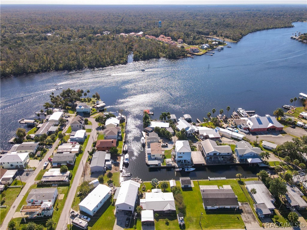Rare open water views of the Homosassa River right from your kitchen window! Perfectly located on the river for quick direct access to the fresh water springs and the Gulf of Mexico, NO BRIDGES. Close to multiple restaurants and bars by way of boat, golf cart or car! Nicely updated throughout the home which includes granite kitchen counters, wood cabinets, bathrooms, added "man cave", inside laundry and two open porches under air. New seawall in 2020, HVAC in 2016, roof over in 2013 over the dining room and windows in 2013. Private boat ramp on the neighborhood. Tons of storage space through the home and outside in a 20x20 shed. This gem would make for a great AirBnb or VRBO, winter escape from the snow or full time residence! Come check it out today!
