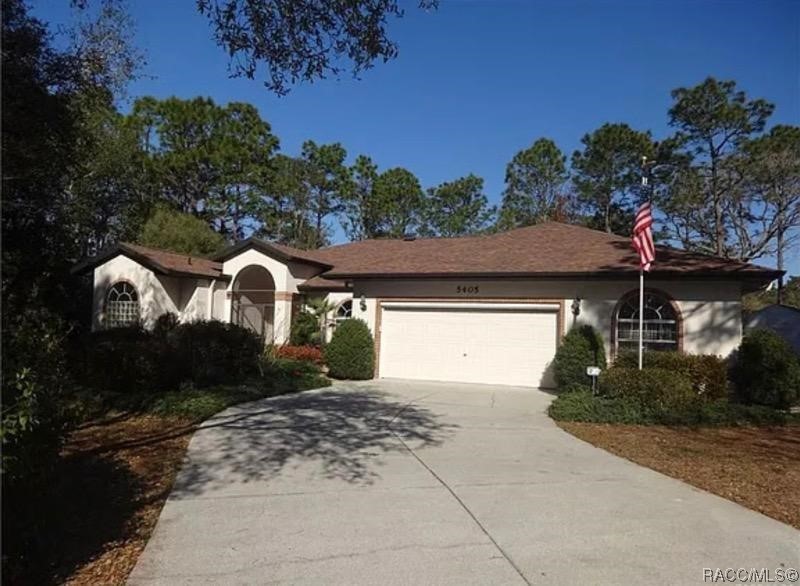 Pine Ridge Estates. 3 Bed/ 2  Bath  split plan pool home. Main bedroom with his and hers closets, large soaking tub, separate shower, dual vanities and water closet, New roof in 2019 , new A/C in 2020. Great room with formal dinning room breakfast nook Very large laundry room with lots of storage. All new flooring 2022. New dishwasher. New Main bedroom vanities.  New ceiling fans by pool. Beautiful landscaping in backyard, large farm behind home so no neighbors, Nice sized lanai overlooking the in-ground screened pool. Also a 10x14 shed.
The price includes the 1 acre lot next door 5379 W YUMA LN.