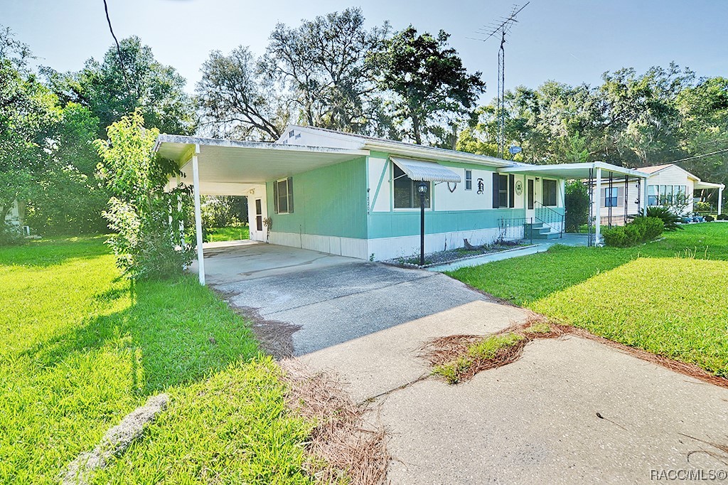 This little slice of Paradise is now available!  Welcome home to this 2 bedroom and 2 bathroom mobile home with a large 10x28 enclosed Florida room and located near the cul-de-sac of this dead end street that would make the perfect weekender, summer vacation home, snowbird home or, if you're in it for the long haul make it your homestead! Located on the Nature Coast in Citrus County where we have lakes, rivers, the Gulf of Mexico, bike trails, hiking trails and just a short drive to Tampa or Orlando for amusement parks, sports, and endless entertainment!  You will never run out of things to do here!  Shingle roof was done in 2010 and all windows have been updated. No HOA or Flood Zone!  Call today for more information before it's gone!  Cash offers only!