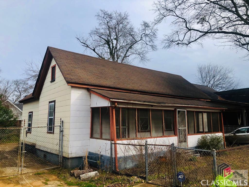 Fixer upper in Historic Boulevard District, one block from Award-winning Chase Street Elementary and blocks from restaurants, bakery, coffee shops, bookstore, pubs/live music, regional hospital, UGA, downtown, and parks/greenspace.