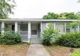 2br/1ba 4 minutes to UGA
With a fenced in back yard
With a carport
Fresh paint and refinished hardwood floors throughout
