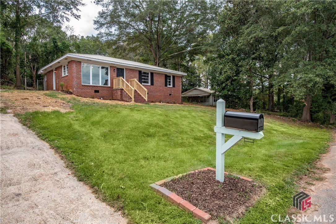Recently refreshed, 815 Forest Heights has new paint, gorgeous floors as well as renovated bathrooms and kitchen. Absolutely adorable, this 3BR 2BA home is just off the 10 Loop in the Tallassee Road area and is just minutes from downtown Athens. Huge back yard is fenced!