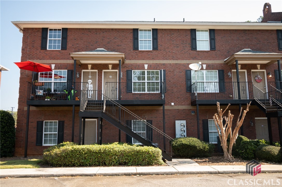 Spacious 2 bedroom 2 1/2 bath townhome close to everything Athens GA has to offer.  Jefferson place is convenietly located on Whitehead rd.  Less than 1 mile from the new Publix shopping center.  This unit has a new HVAC system and newer washer and dryer.  At this price it will not last long!