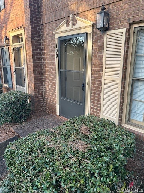 A rare find in established Drayton Square! Meticulously cared for 2/2.5 condo located on the Eastside of Athens. Close to shopping and the many restaurants in the area!
Drayton Square is a well maintained neighborhood with all brick homes. It has the sweetest patio out back for enjoying privacy as well as your own flower garden! Covered parking lot is provided.
These units go fast!