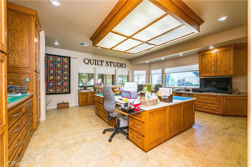 Awesome 420 square feet Quilt Studio/Multi Office!