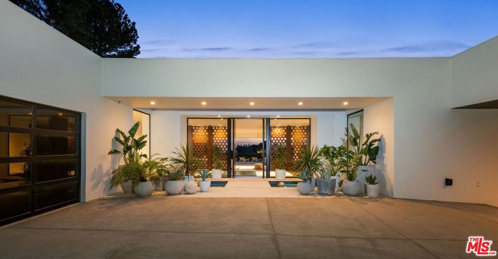 Photo of 1088 N Hillcrest Road, Beverly Hills, CA 90210
