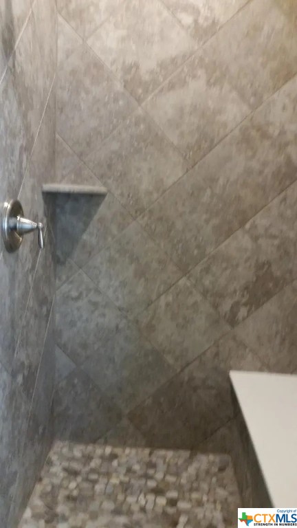Walk in tiled shower with bench