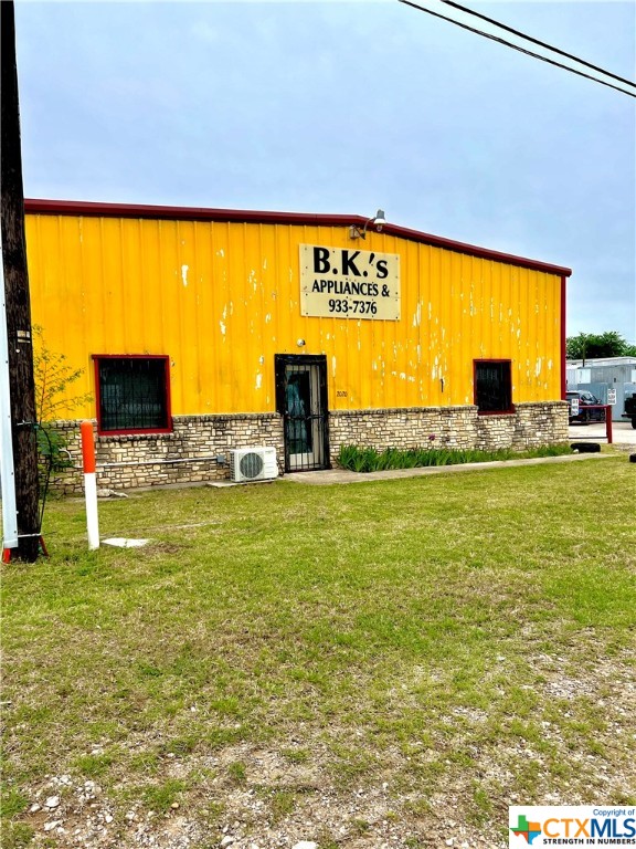 Two Warehouses  offering 12,900 SF 
8 Ground Level Bays
Junction I-14 and I-35 
2 Curb Cuts  I-35 and pull through to Wall St
NOI $65,964
Redevelopment Opportunity
Perfect for Drive Thru Drive Through, DTO or QSR
1.042 AC