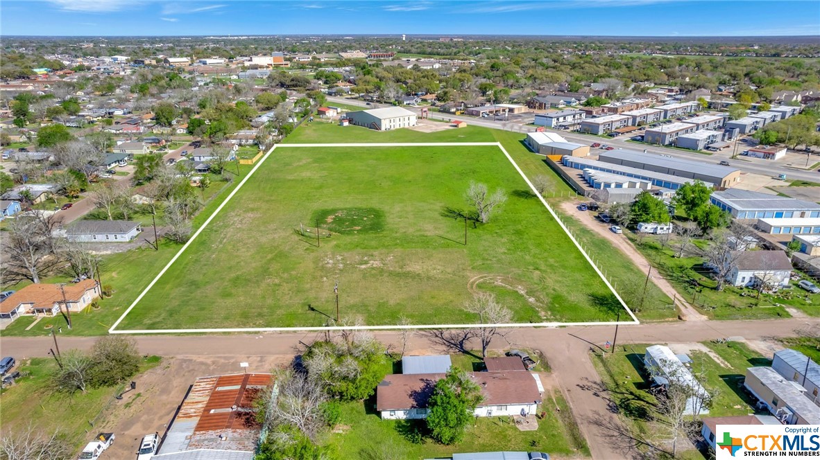 Do not miss out on this opportunity! This 5 acre site will allow for your next business opportunity. This prime location sits close to Business 59,  and also close proximity to UHV and Victoria College.
