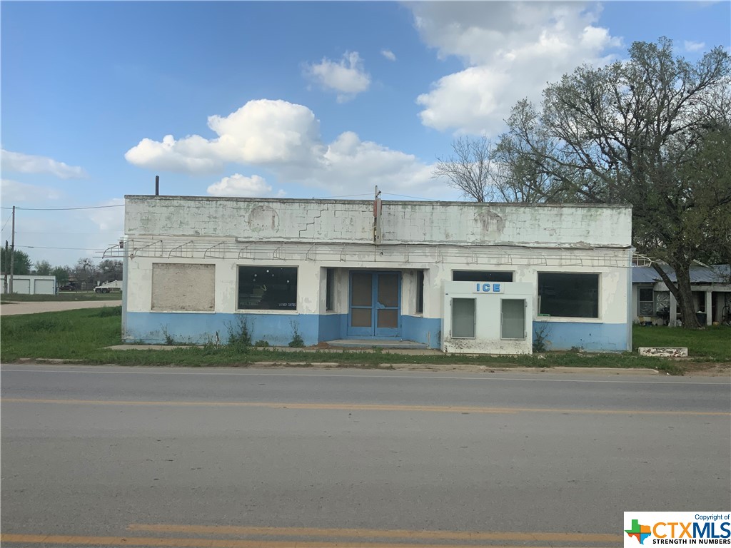 Great Retail Space or Office Space. Building has new roof and partial remodel.