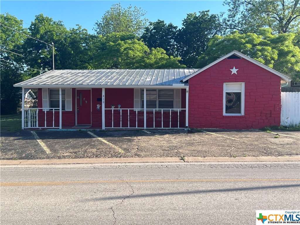 Commercial property for sale. Previously utilized as a secondary daycare location but the options are endless. Located on Avenue M in Temple with quick access to downtown Temple, Scott & White and more. Extremely busy road frontage. Property is being sold AS IS.