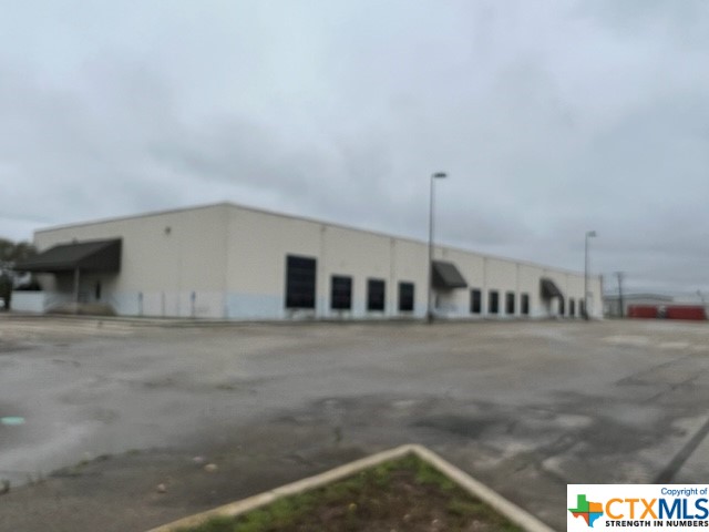 This  building is a GREAT BUY at the asking price of $995,000 as it is appraised at $1,450,000 "AS IS".
The 30,000 s.f. tilt wall building sits on 3.9 acres of paved parking.