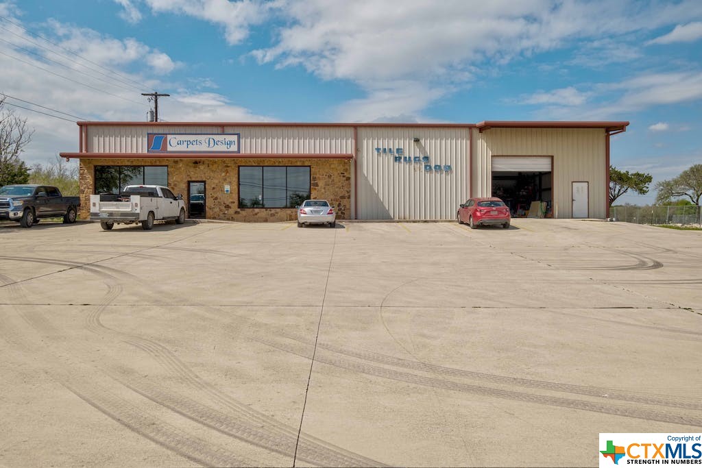 Prime location on Hunter Rd in San Marcos. Warehouse/showroom space in excellent condition; 2,500sqft showroom/office and 2,500 warehouse; one bay door. Ceiling height in the warehouse is 18 feet and 14 feet in the showroom. Owner occupied. Auto Center currently under construction next door.