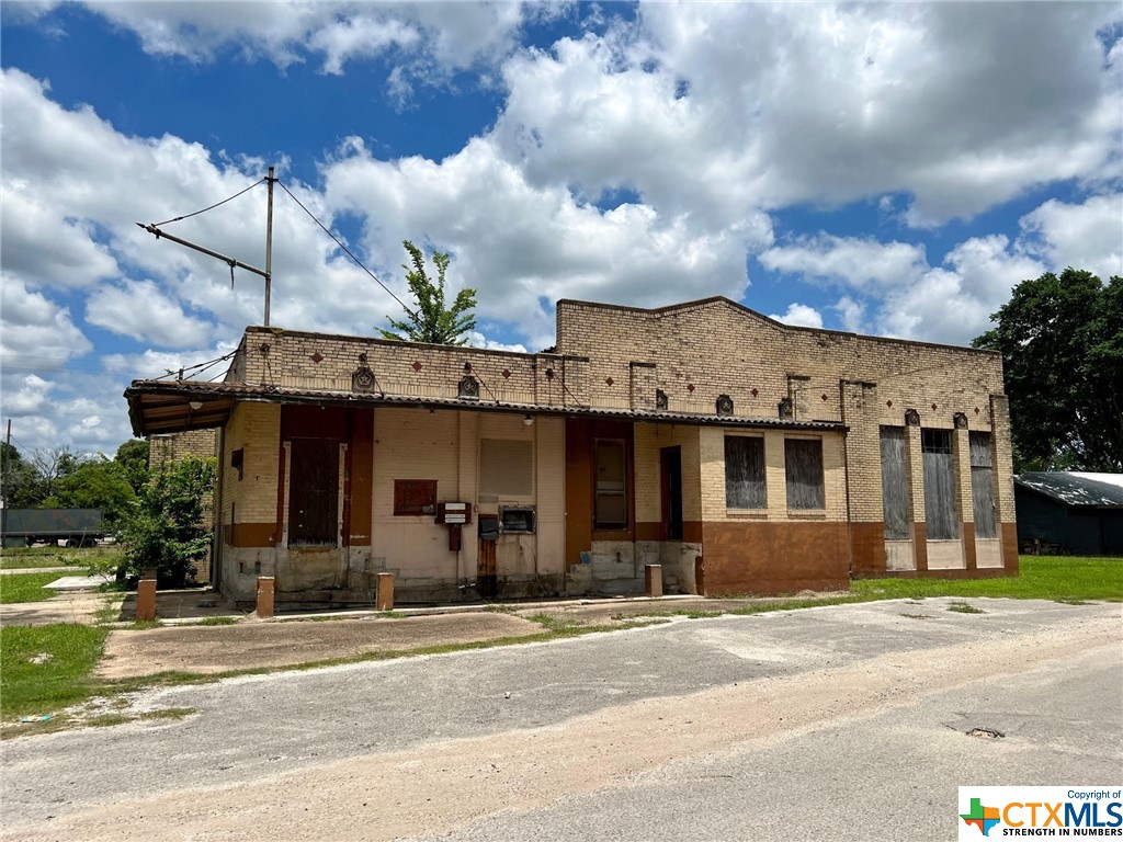 Here is your chance to own a piece of Edna History!  The town's former Ice House has amazing character and everything original.  The former Ice House is large and would make an amazing office space for that individual who has an eye for design.