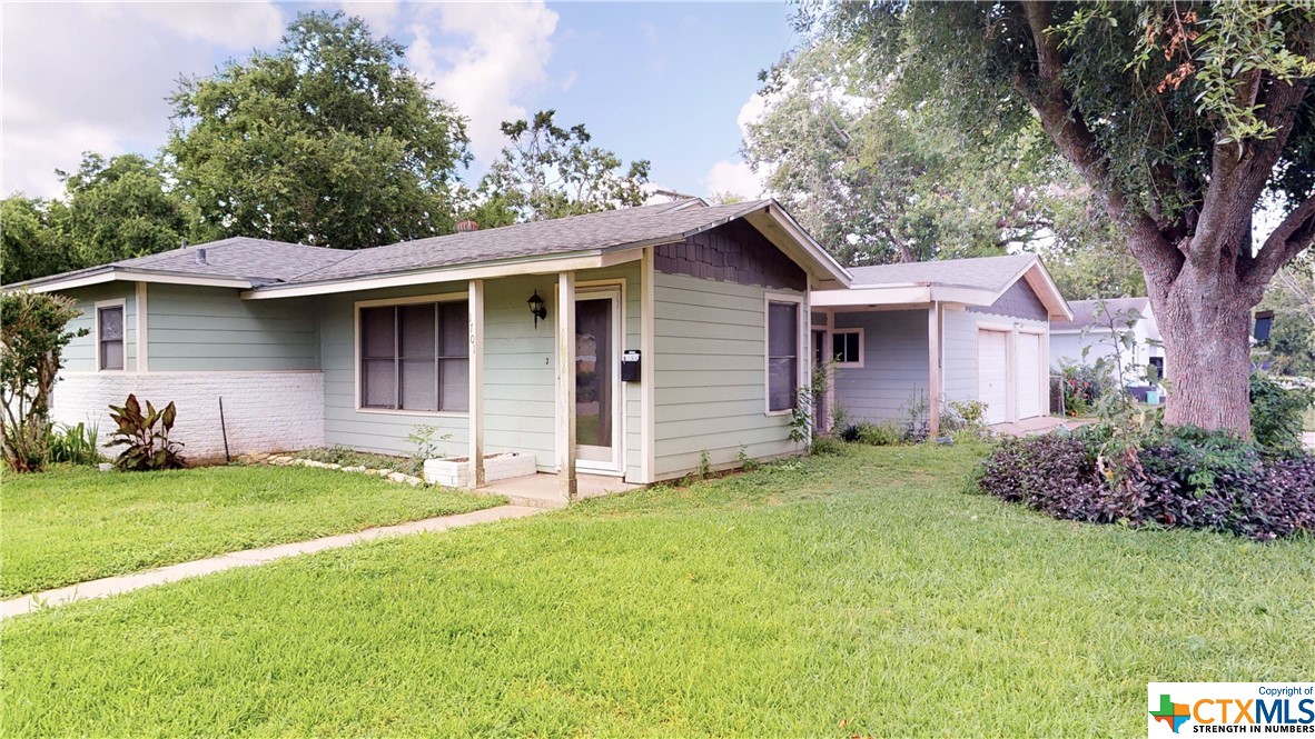 Move in ready with 3 bedrooms and 2 baths, 2 car garage on a corner lot with a newer roof and great curb appeal. This home features original hardwood floors, and 2 living areas with a fenced backyard. It is ready for new owners.
Up to $5,000 in closing costs