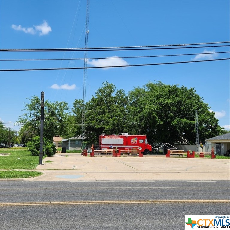 Selling a lot with income potential. Located on Rancier Avenue,  just a few miles from Ft Cavasos East gate. Great location for food vendor trailers, busy throughout the day. 
Currently there is a Wifi  antenna on the lot that could be a profitable source of revenue.