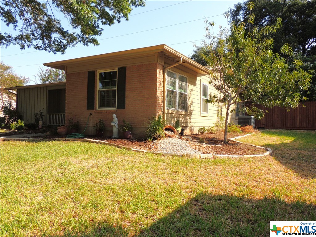 133 Hillcrest Drive, Luling, Texas image 3