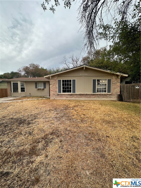 4 bedroom 1.5 bath in need of TLC! Bring your Pinterest board and make this home your own! Close proximity to retail and dining and just a short commute to I-35 and I-10.