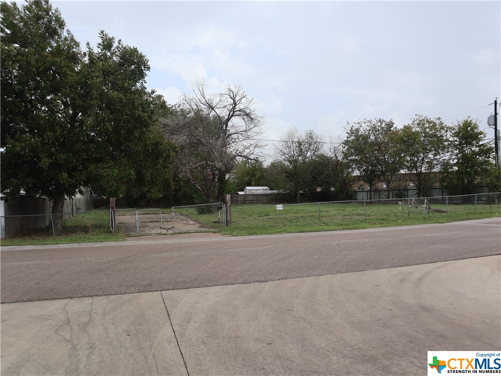 Great Opportunity to own Texas land! and build something great! This land is located in the convenience of a Commercial area, is B3 Zone. Is Located Close to park, gas station and restaurants.