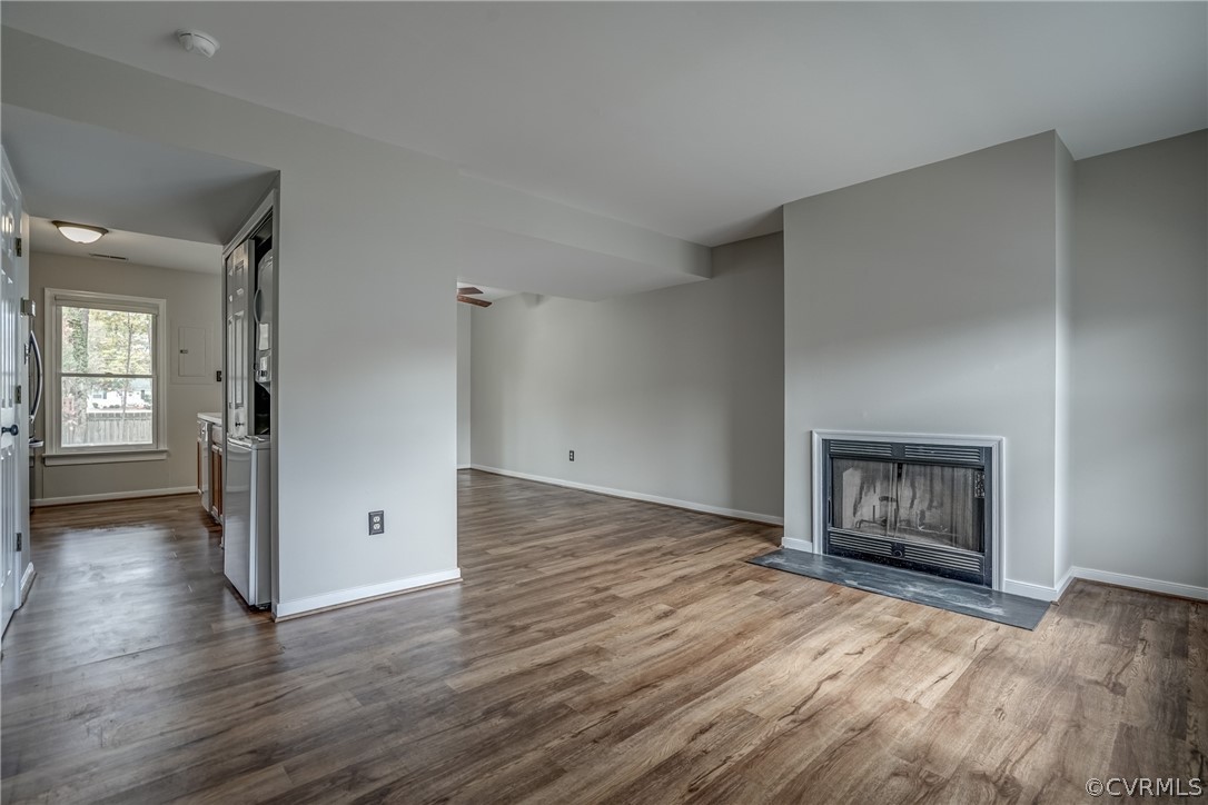 Welcome to 129 Arlington Sq., a move-in ready townhome within walking distance to restaurants, shopping, the train station and Randolph-Macon College and 20 miles from downtown Richmond!