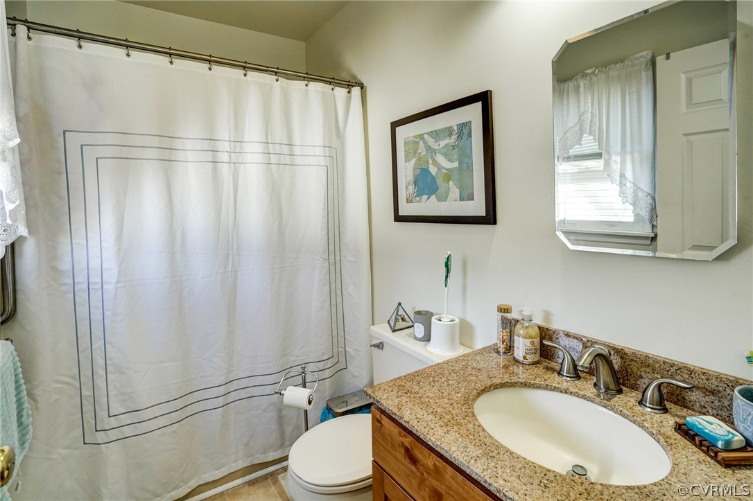 Primary en suite bathroom with tub/shower