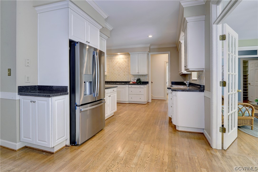 The kitchen features great cabinet space, 6 burner Dacor gas cooktop and double ovens.