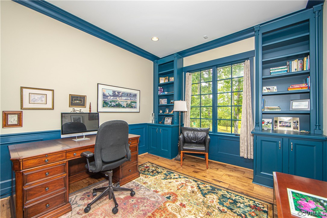 Home office loaded with built-ins