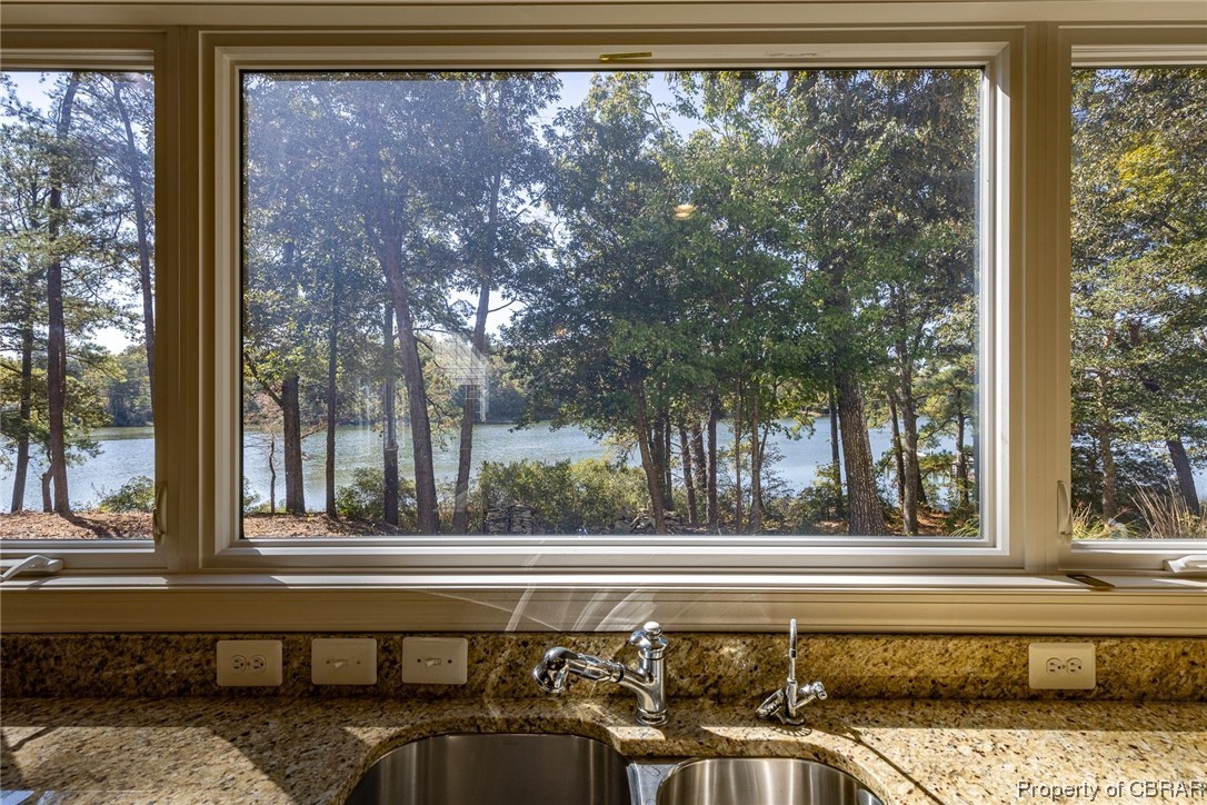   Kitchen with a view- who wouldn't mind cooking with the view.